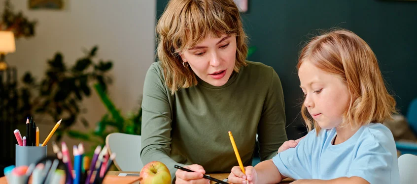 Psicóloga parceira ajudando uma aluna com os estudos